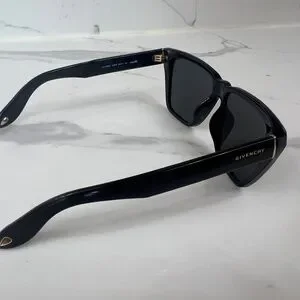Givenchy | Accessories | Pristine Givenchy Flat Top  display picture 2